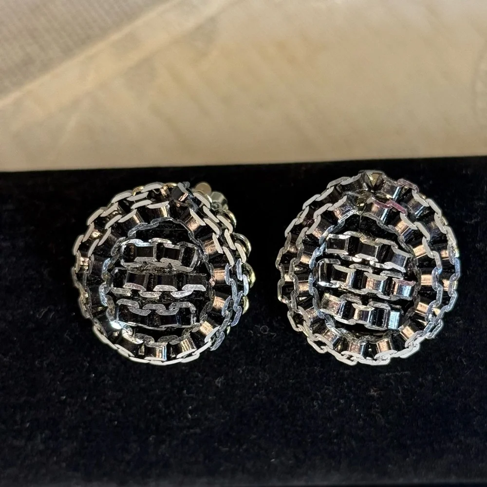 Vintage Marvella Round Silvertone Chain-link Textured Dome Clip On Earrings 1